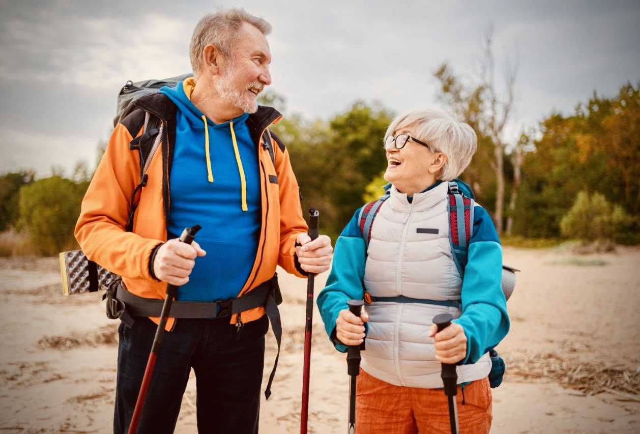 Користь і шкода скандинавської ходьби для літніх людей: все, що потрібно знати